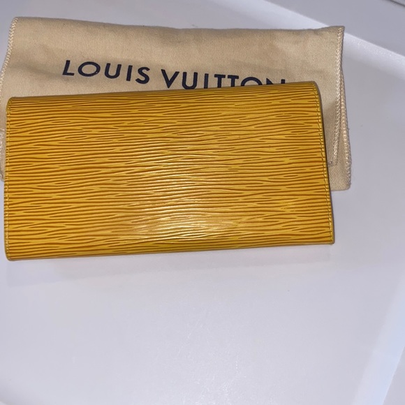 LOUIS VUITTON Credit
Long Bifold Wallet Epi
Leather - Picture 2 of 13